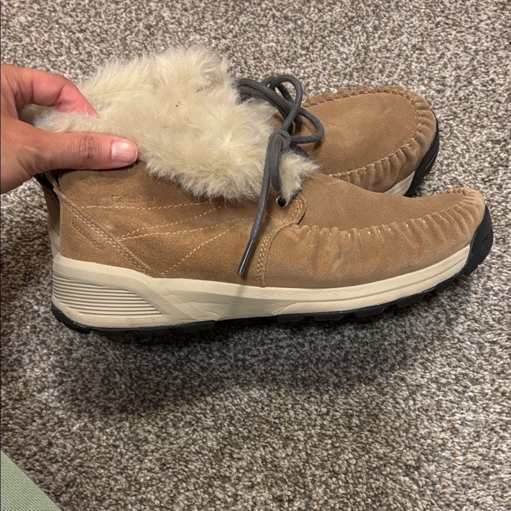 Columbia Tan Moccasins with Faux Fur Trim - Picture 3 of 4